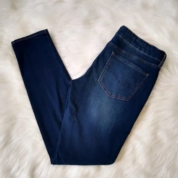 EUC So Dark Wash Distressed Skinny Jeans - Picture 13 of 13